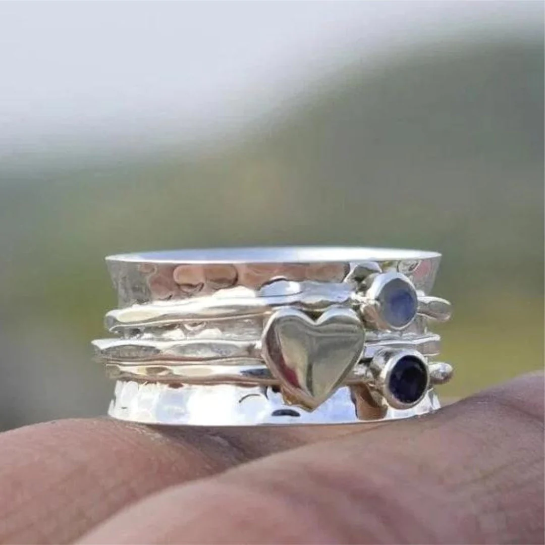 Elegant rotating heart ring in sterling silver