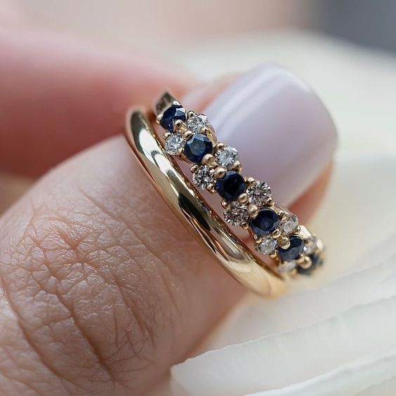 Elegant vintage gold ring with blue zirconium